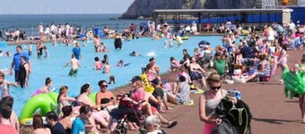 Beautiful top floor Apartment close to the beach and outdoor pool!