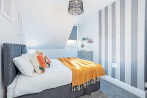 2 bedrooms, iron/ironing board, travel cot, free WiFi - Beautiful top floor Apartment close to the beach and outdoor pool! (Llandudno)