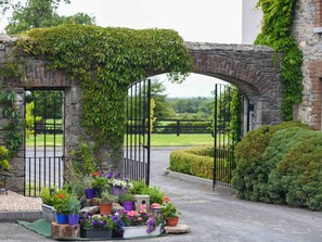 Cottage | Property grounds - Coach House (Kilbeg)