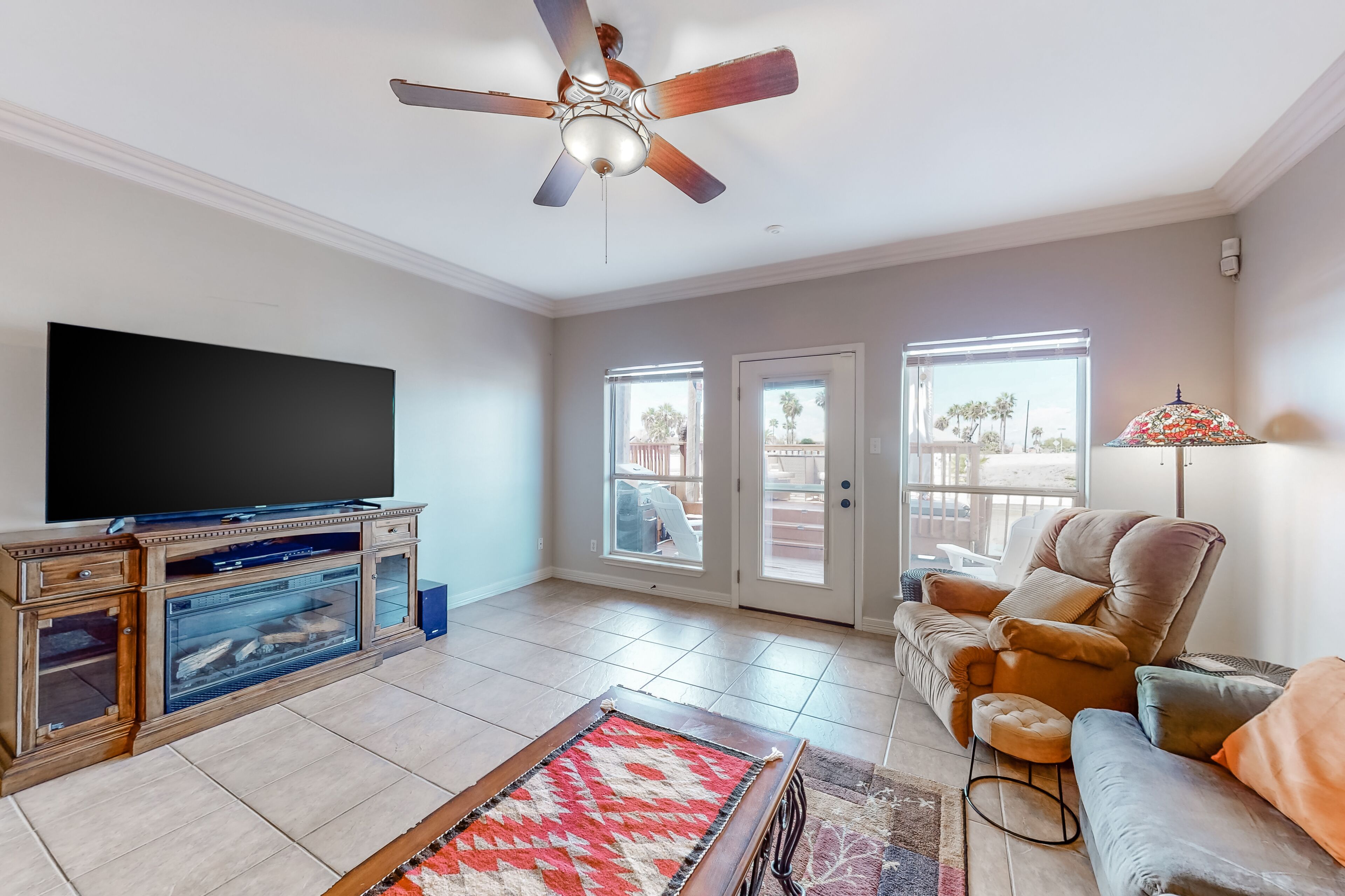 Waterfront townhome with free WiFi, central AC, kayaks & paddleboard