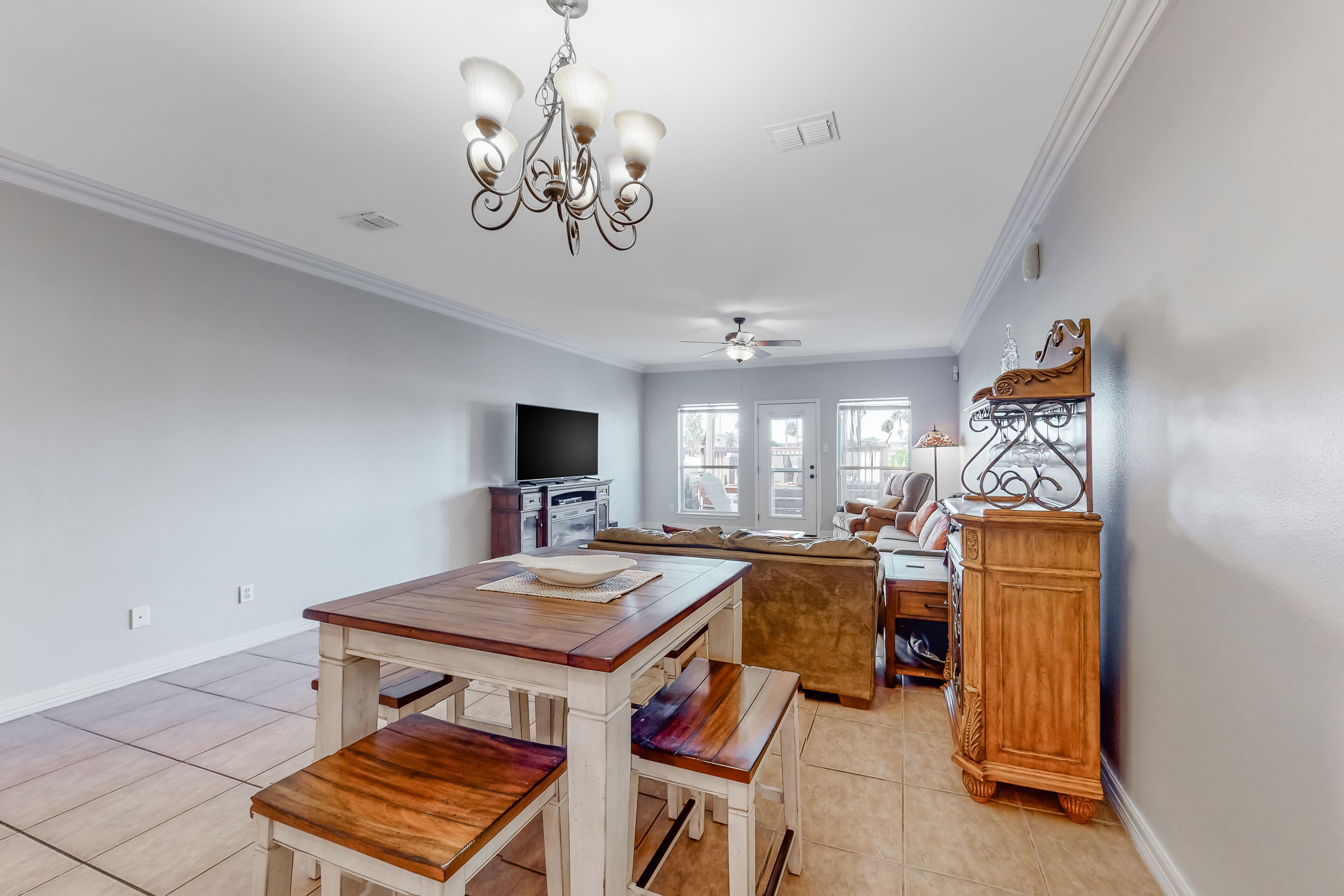 Waterfront townhome with free WiFi, central AC, kayaks & paddleboard