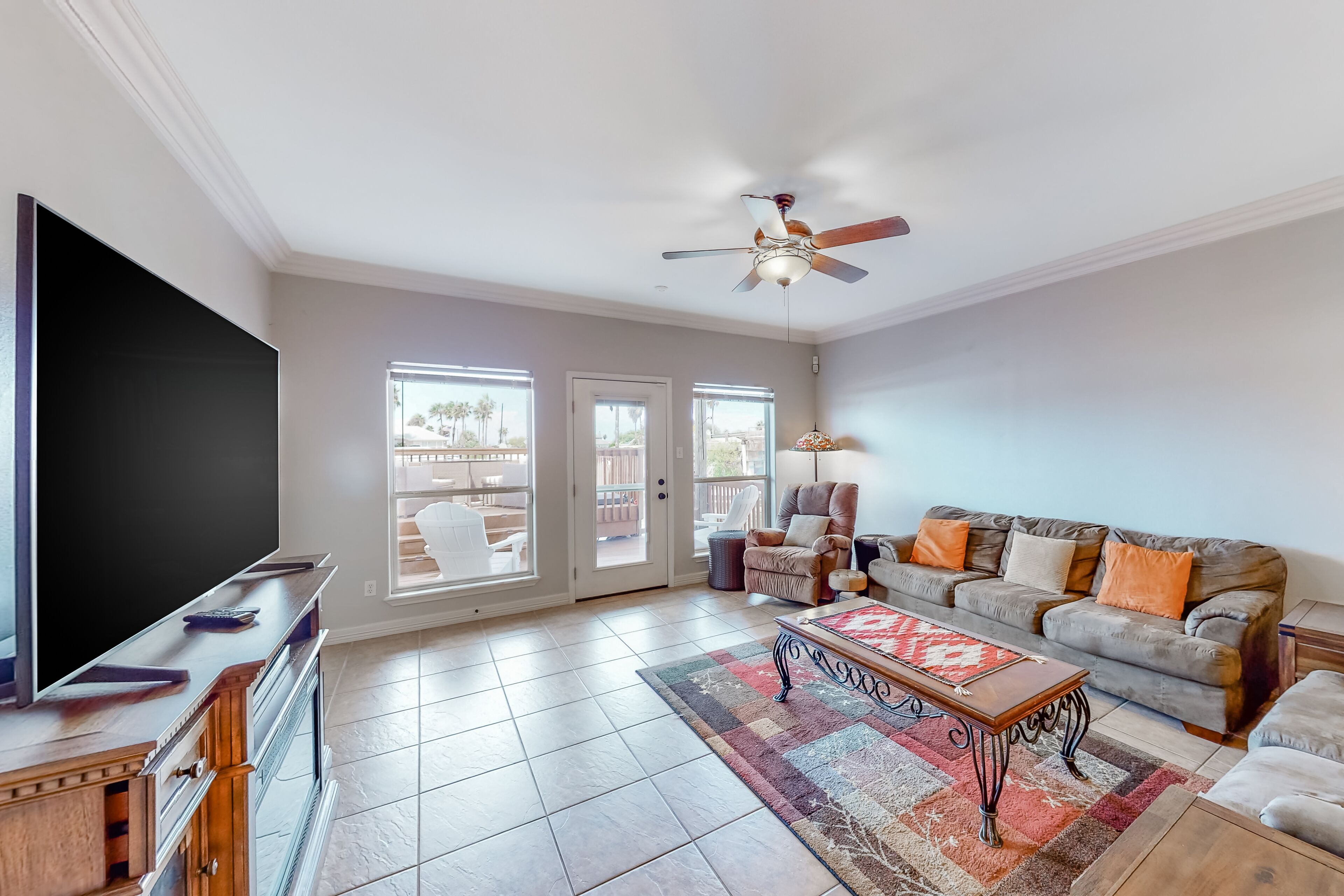 Waterfront townhome with free WiFi, central AC, kayaks & paddleboard