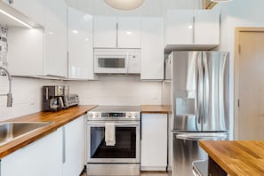 Réfrigérateur, four à micro-ondes, un four, surface de cuisson