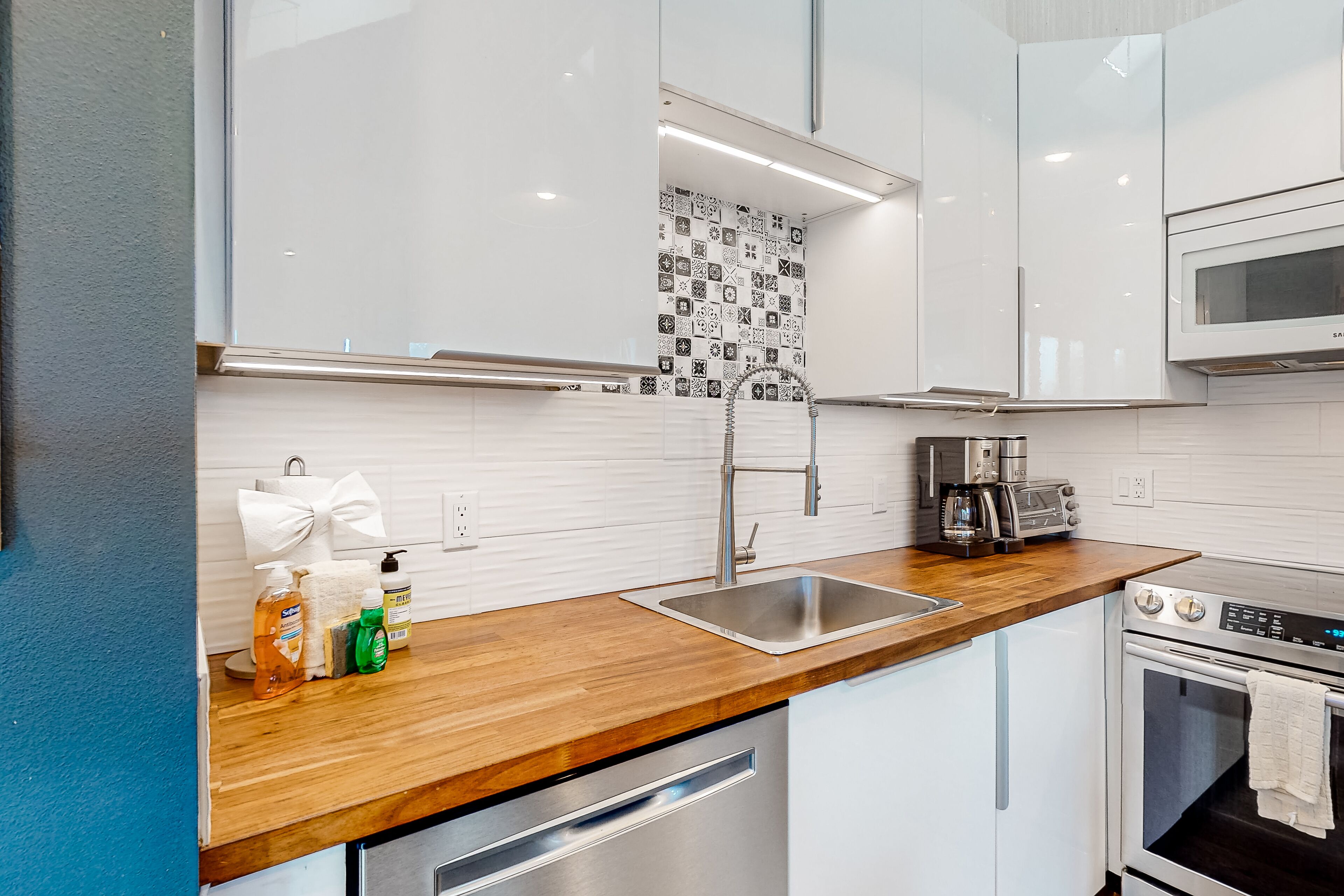 Duplex with deck, renovated kitchen, pool & hot tub - close to the river