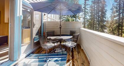 Duplex with deck, renovated kitchen, pool & hot tub - close to the river