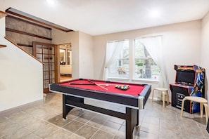 Game room - Summer fun HQ! 10 min to tubing, sleeps 18, pool table, waffle bar, EV (New Braunfels)