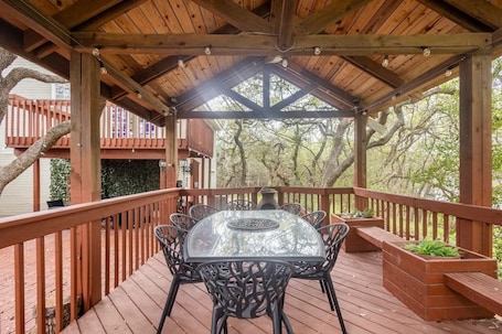 Restaurang utomhus. Summer fun HQ! 10 min to tubing, sleeps 18, pool table, waffle bar, EV