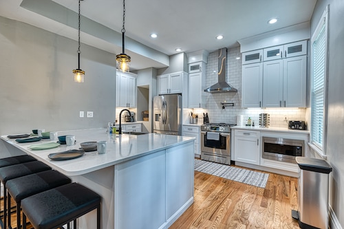 HUGE 5 Bedroom Beautiful Historic Renovated Home Shaw- Great for Families/Groups