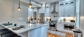 HUGE 5 Bedroom Beautiful Historic Renovated Home Shaw- Great for Families/Groups