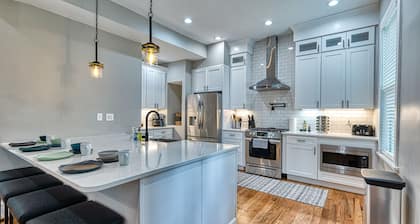 HUGE 5 Bedroom Beautiful Historic Renovated Home Shaw- Great for Families/Groups