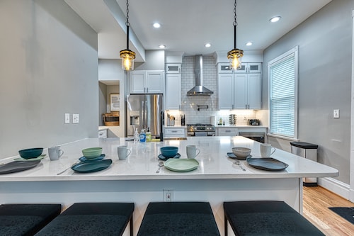 HUGE 5 Bedroom Beautiful Historic Renovated Home Shaw- Great for Families/Groups