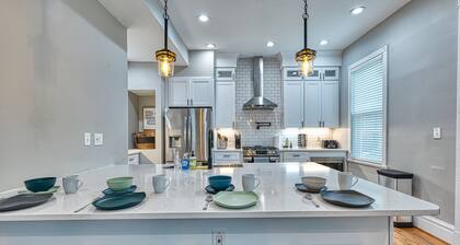 HUGE 5 Bedroom Beautiful Historic Renovated Home Shaw- Great for Families/Groups