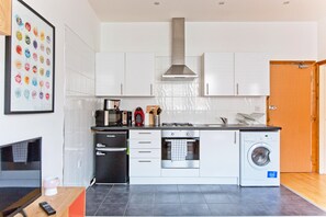 Microwave, oven, stovetop - Convenient 1 bedroom apartment with parking (London)