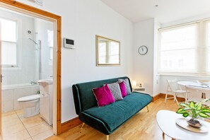 TV - Convenient 1 bedroom apartment with parking (London)