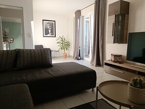 2 bedrooms, travel crib, free WiFi, bed sheets