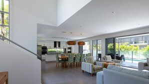 Een modern interieur met een eethoek, banken en een trap.