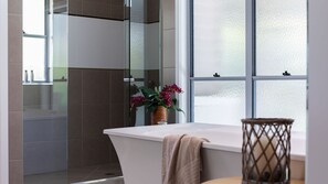 Bathtub, hair dryer, towels - Yaroomba Beach House - Stylish and contemporary... pool, tennis, beach, repeat! (Yaroomba)