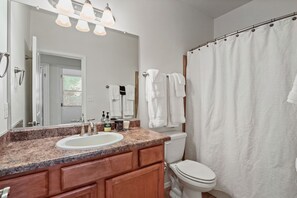 Ensemble douche/baignoire, sèche-cheveux, serviettes fournies, savon