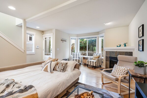 3 bedrooms, iron/ironing board, travel crib, free WiFi - Perch - Walk to Lake Union! Spacious 3BR/3.5BA w/ Garage (Seattle)