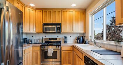Perch - Walk to Lake Union! Spacious 3BR/3.5BA w/ Garage