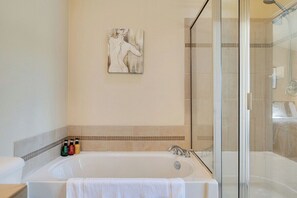 Badewanne, Haartrockner, Handtücher