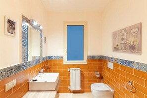 Dusche, Haartrockner, Bidet, Handtücher