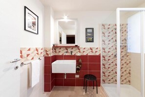 Dusche, Haartrockner, Bidet, Handtücher