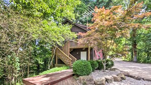 A wooden cabin with a wooden staircase leading to a porch, surrounded by trees and a gravel path. - Peaceful Nashville Hideaway Near State Parks! (Nashville)