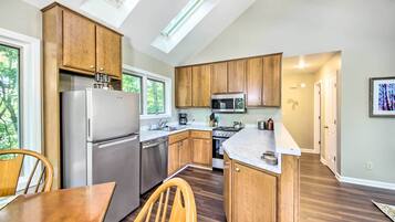 Coffee/tea maker, fridge, microwave, stovetop