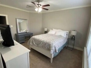 3 bedrooms, desk, WiFi, bed sheets