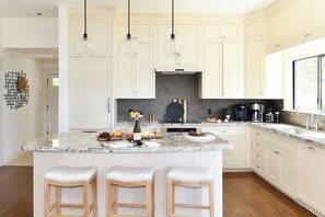 Fridge, microwave, oven, stovetop - Enjoy a glass of wine & watch Napas stunning sunsets from sofa on huge deck! 3ba (Napa)