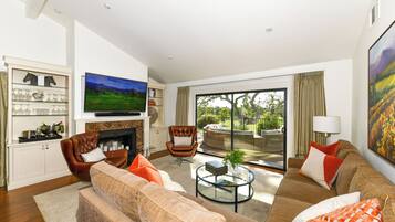 Smart TV, fireplace, stereo