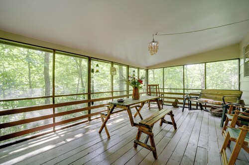 Smoky Mtn Hideaway: Screened Porch & Fire Pit