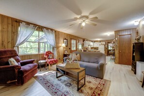 TV, fireplace - Smoky Mtn Hideaway: Screened Porch & Fire Pit (Otto)