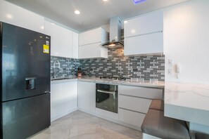 Kühlschrank, Kochgeschirr/Geschirr/Besteck