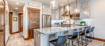 Stunning dog-friendly mountain condo with hot tub, gas grill, & AC