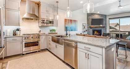 Stunning dog-friendly mountain condo with hot tub, gas grill, & AC