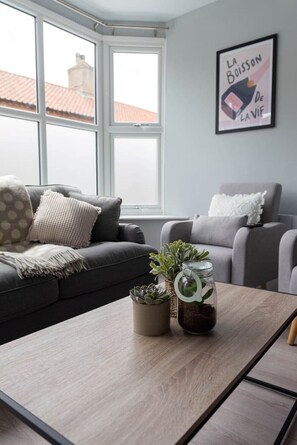 TV - Cosy and Modern 2-Bed Bungalow 150m from Beach (East Runton)