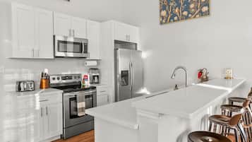 Frigorífic, microones, forn i placa de cuina