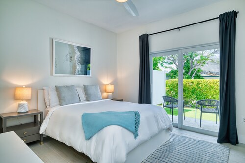 1 bedroom walking distance to the beach!