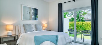 1 bedroom walking distance to the beach!