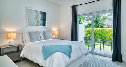 1 bedroom walking distance to the beach!