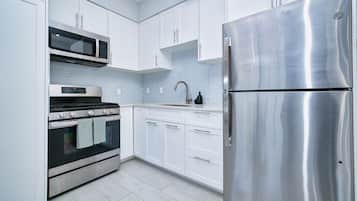 Réfrigérateur, four, plaque de cuisson, cafetiÚre/bouilloire