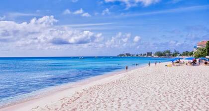 1 bedroom walking distance to the beach!