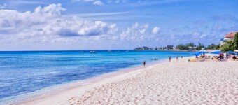 1 bedroom walking distance to the beach!