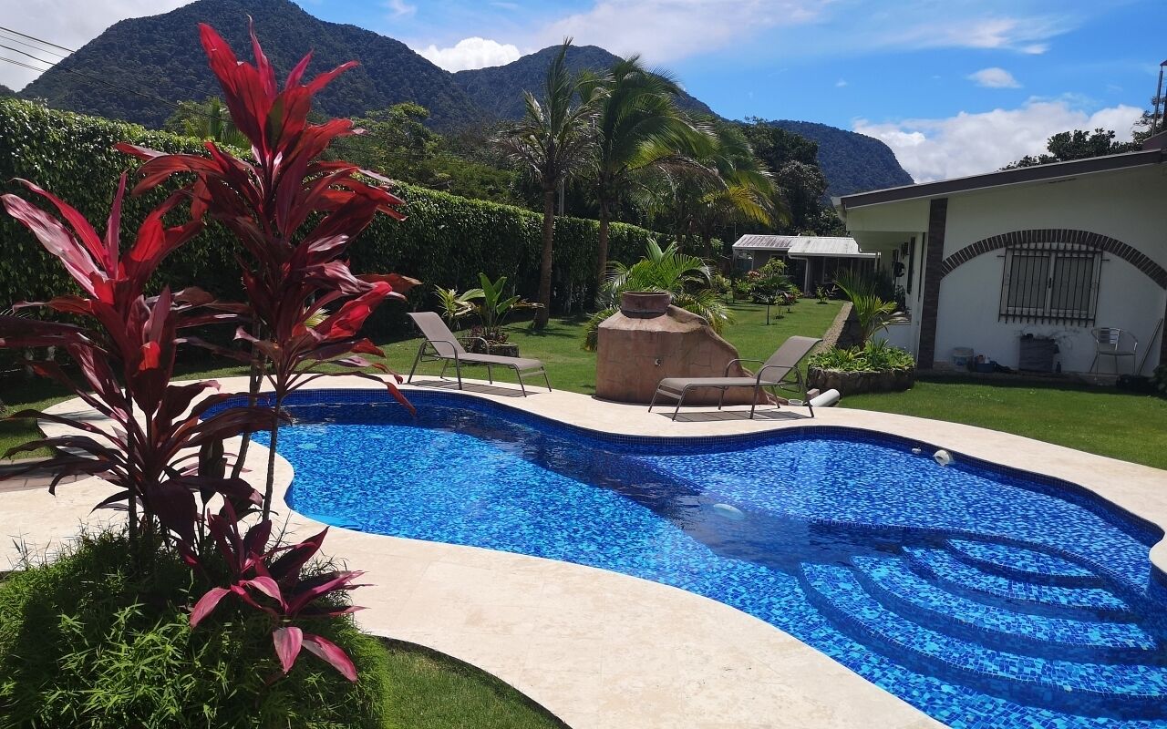 Casita Nita in the famous crater village, surrounded by nature