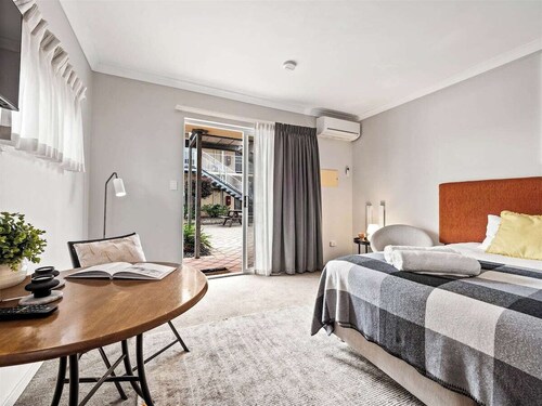 Bette - Central Studio Apartment right in town