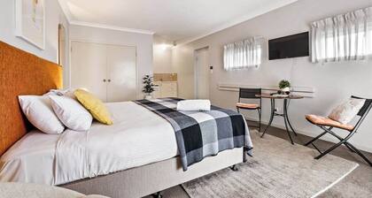 Bette - Central Studio Apartment right in town