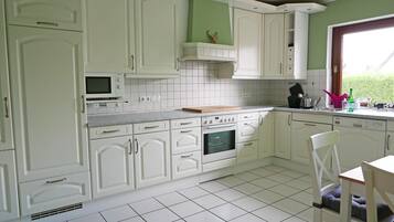 Kühlschrank, Mikrowelle, Ofen, Geschirrspüler