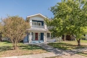 Exterior - ✨Private Deck & Patio⛱Historic Craftsman 2blks to food&fun! (San Antonio)